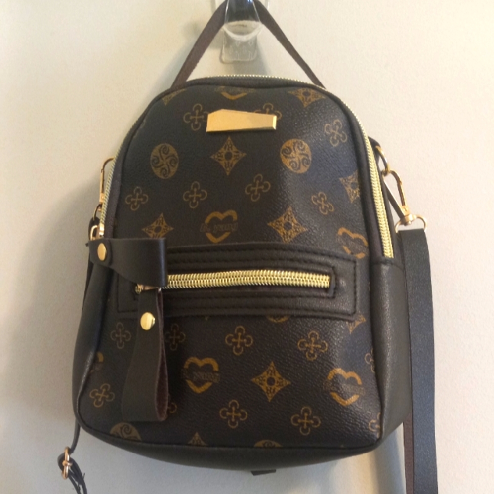 BNWOT super cute mini bag comes with shoulder strap 2 zip pockets